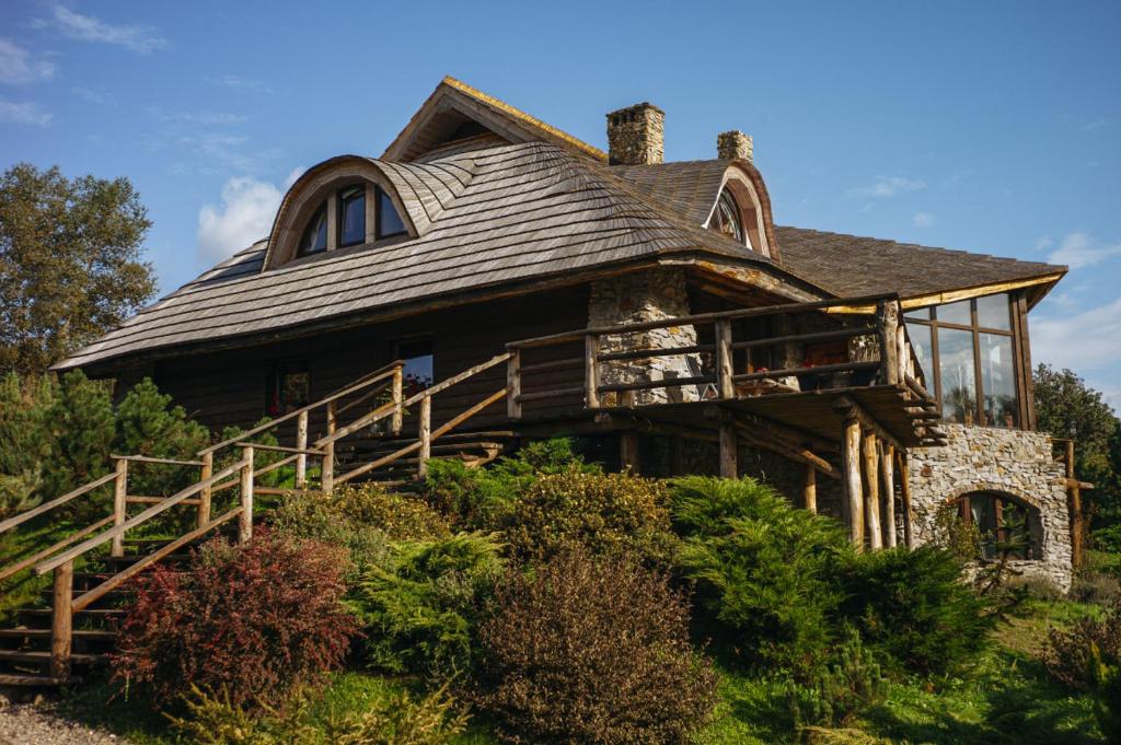 ein altes Haus auf einem Hügel in der Unterkunft Gęsi Zakręt in Ustrzyki Dolne