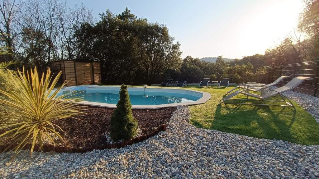 - une petite piscine dans une cour avec une chaise dans l'établissement La Villa de Luna, à Vals-les-Bains