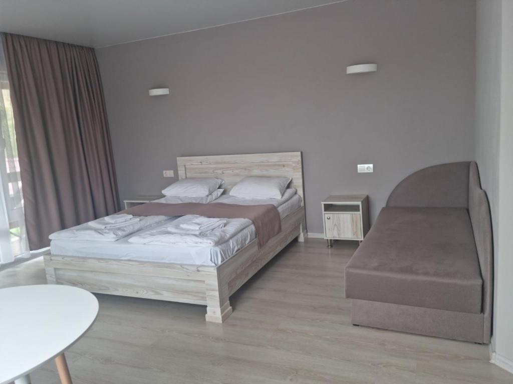 Postel nebo postele na pokoji v ubytování Chorna Skelya Resort & Wellness