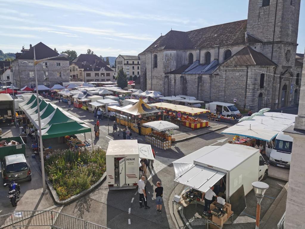 una vista aérea de un mercado con camiones de comida en Logement hyper centre Champagnole (jura) en Champagnole