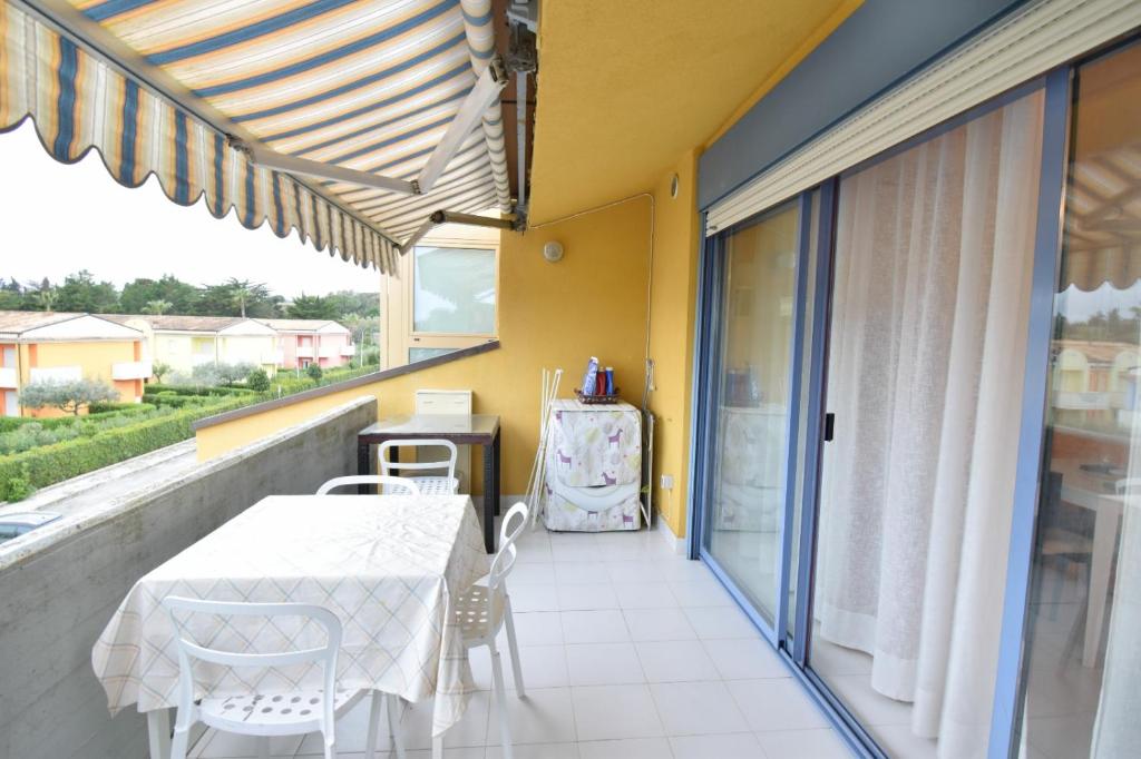 d'une terrasse avec une table et des chaises sur un balcon. dans l'établissement Sul Mare con Posto Auto e Terrazzo, à Marcelli