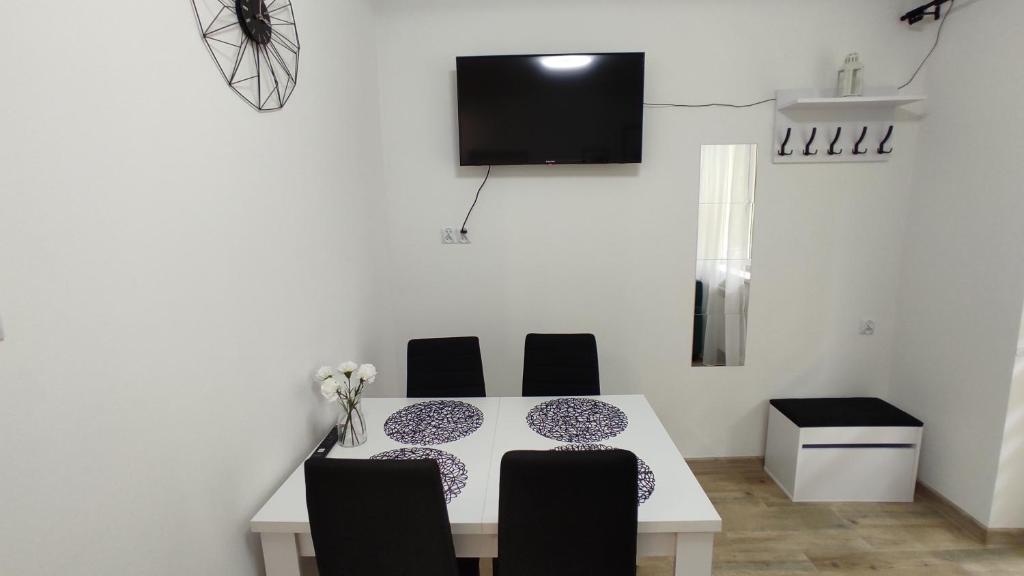 Televízia a/alebo spoločenská miestnosť v ubytovaní Apartamenty AgPa7