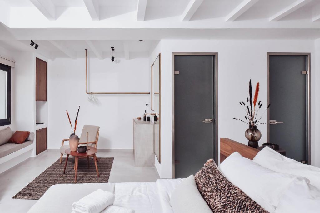 Postel nebo postele na pokoji v ubytování Ikaros Suites
