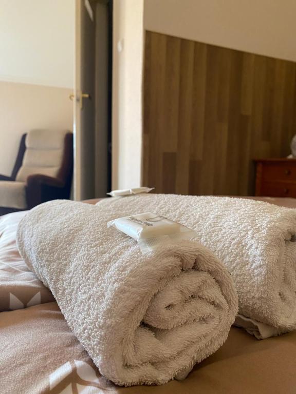 Postel nebo postele na pokoji v ubytování Muskátli Panzió és Étterem