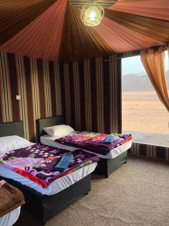 Postel nebo postele na pokoji v ubytování Wadi Rum Star Camp