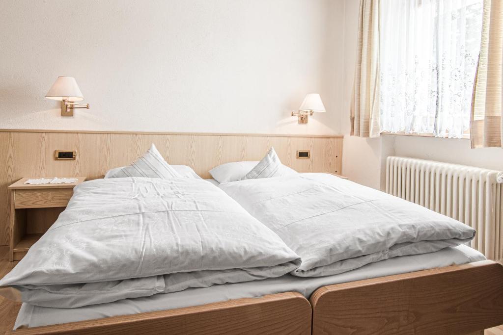 Łóżko lub łóżka w pokoju w obiekcie Ciüf de Munt