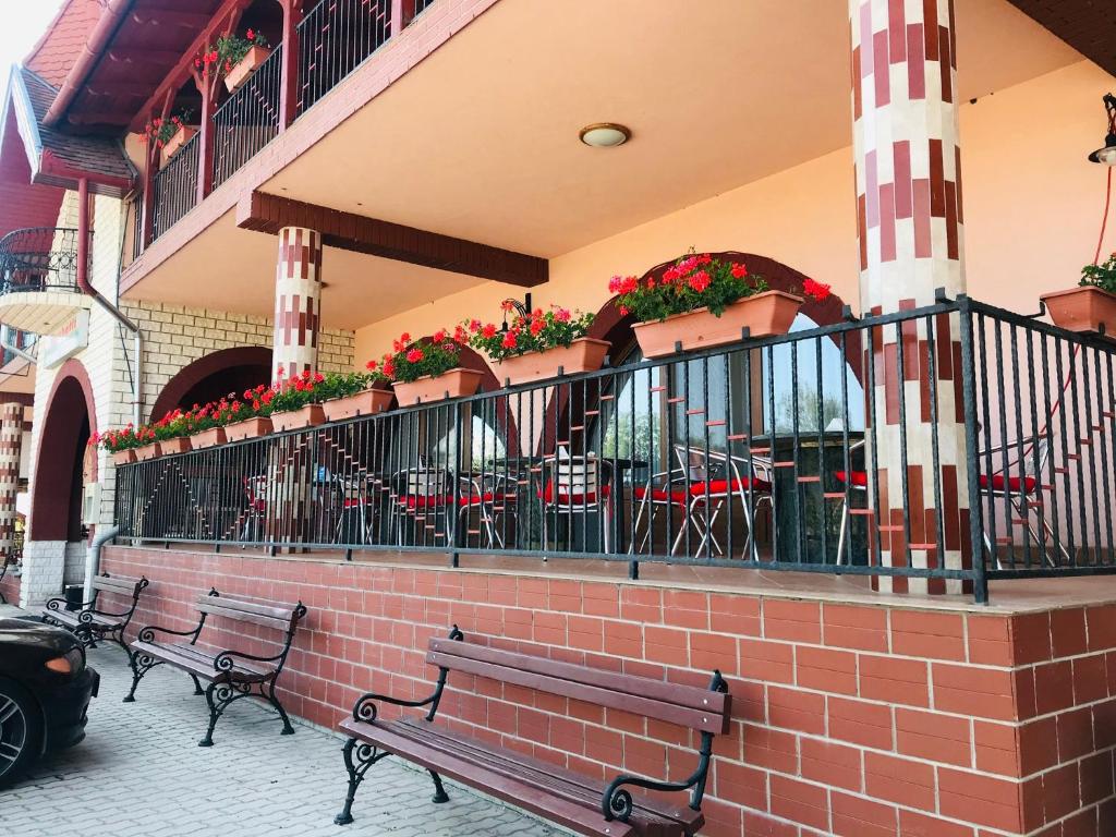 Balkón nebo terasa v ubytování Muskátli Panzió és Étterem