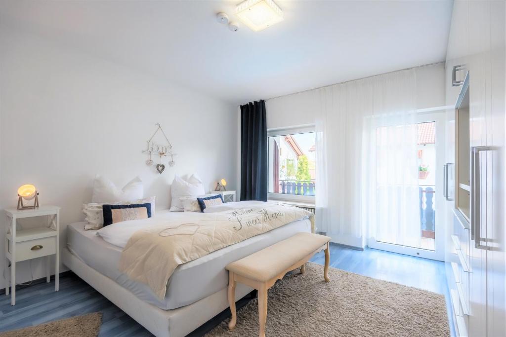 Postel nebo postele na pokoji v ubytování DARFATI 4-Zimmer Wohnung