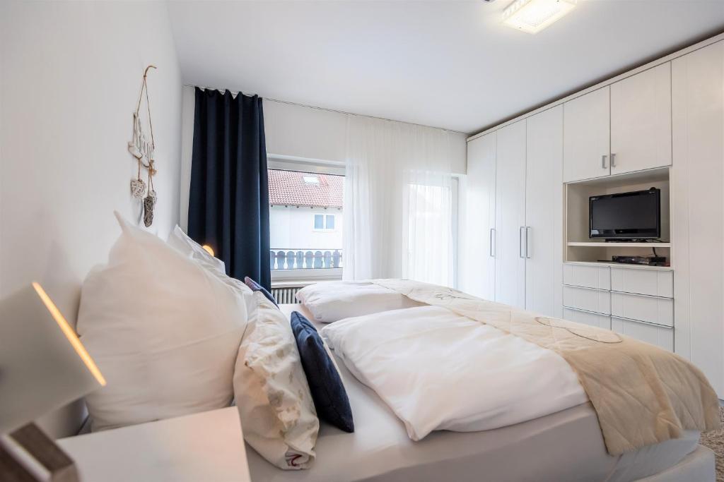 Postel nebo postele na pokoji v ubytování DARFATI 4-Zimmer Wohnung