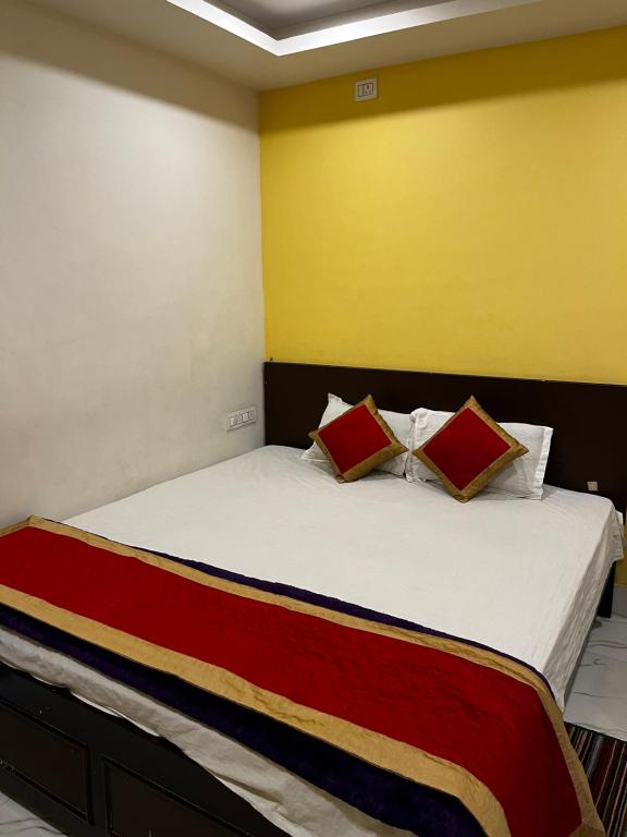 Postel nebo postele na pokoji v ubytování Hotel Shivanand