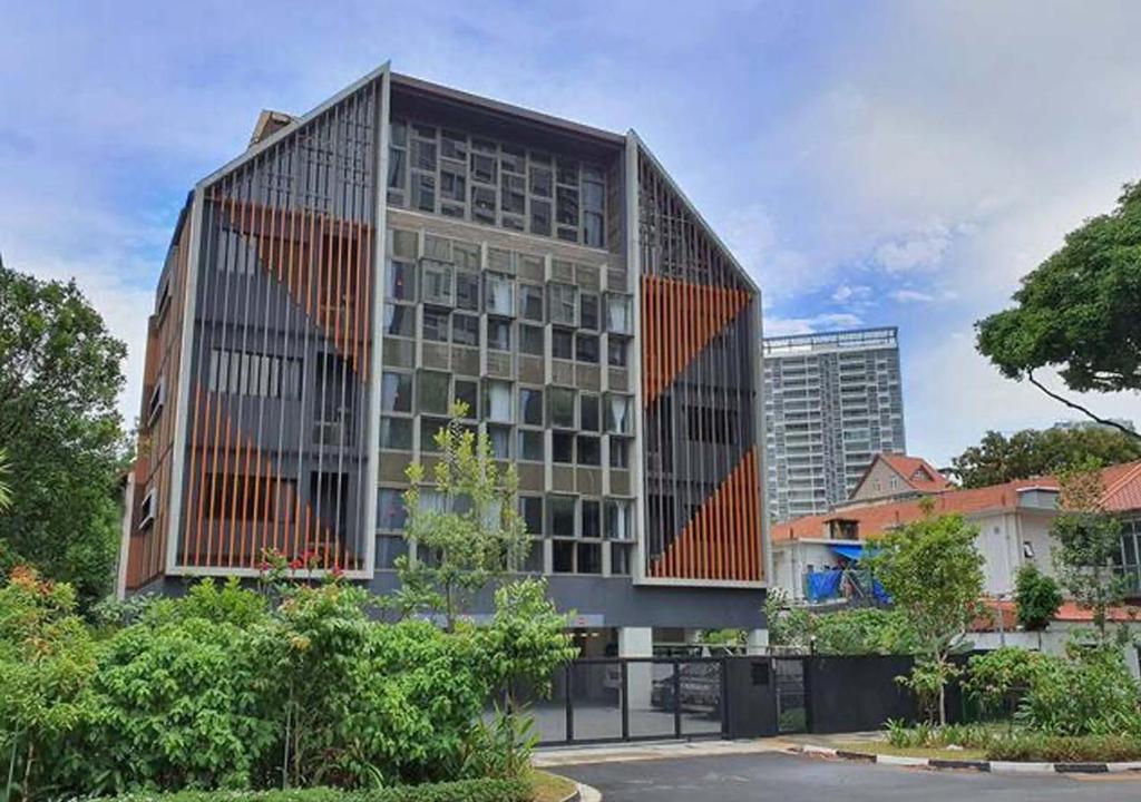 duży budynek z mnóstwem okien w obiekcie Moulmein Studios by K&C Serviced Apartment w Singapurze