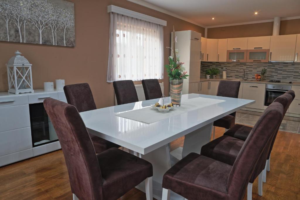 Kuchyň nebo kuchyňský kout v ubytování Holiday House Lana