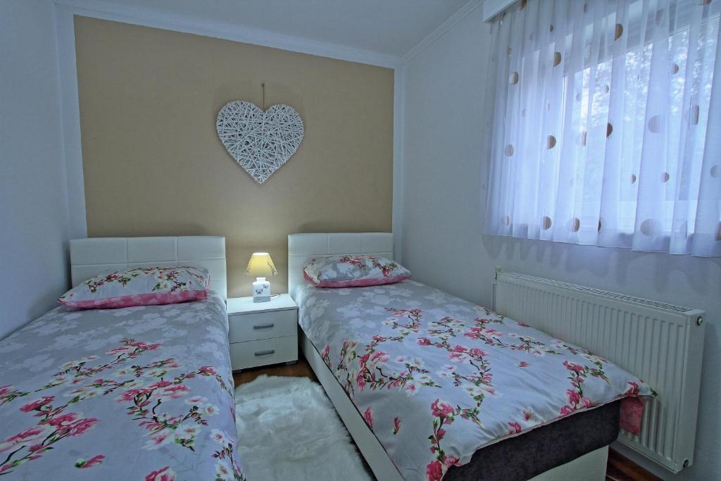 Postel nebo postele na pokoji v ubytování Holiday House Lana