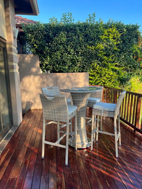 patio con sedie e tavoli su una terrazza di Pecanwood Lake View a Hartbeespoort