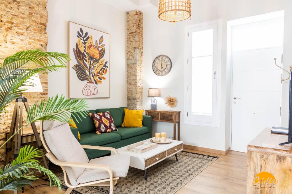 un soggiorno con divano verde e tavolino da caffè di Nature Home by Cadiz Time a Cadice