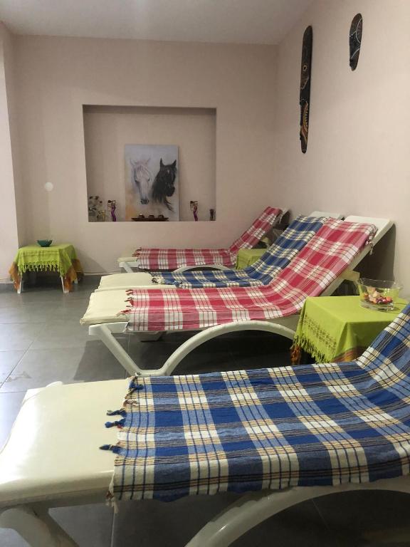 Postel nebo postele na pokoji v ubytování Saygılı Beach Hotel