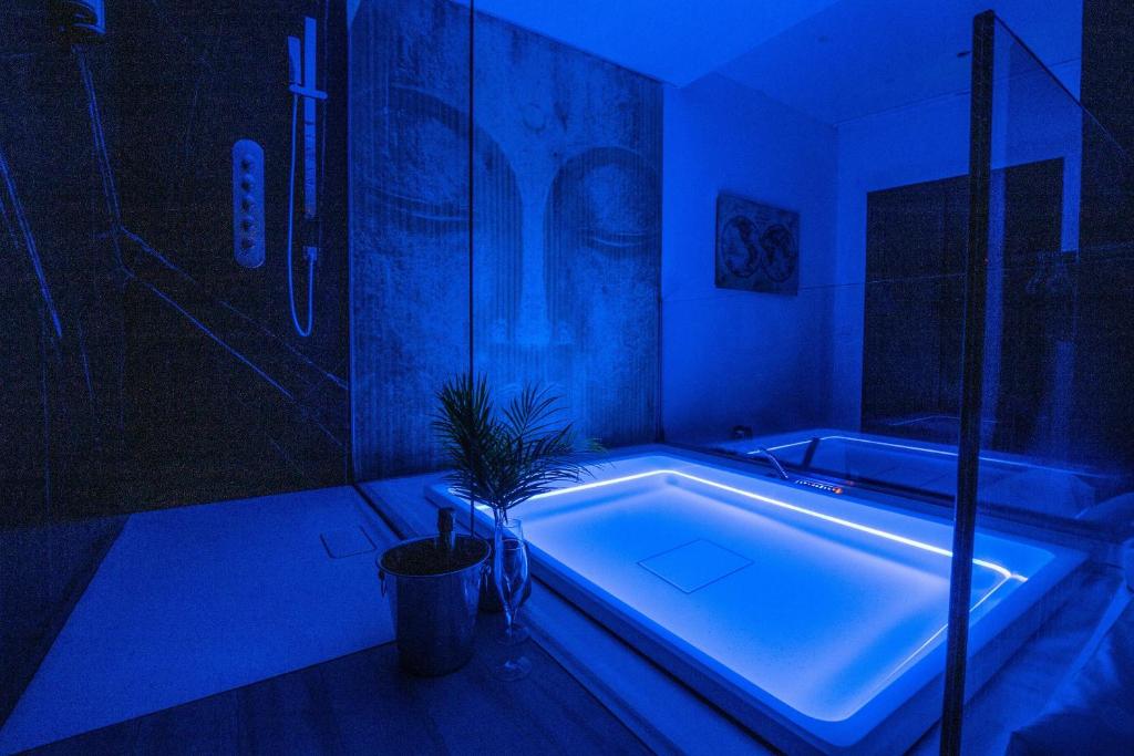 巴勒摩的住宿－Abside Suite & Spa，蓝色的浴室,配有盆栽浴缸