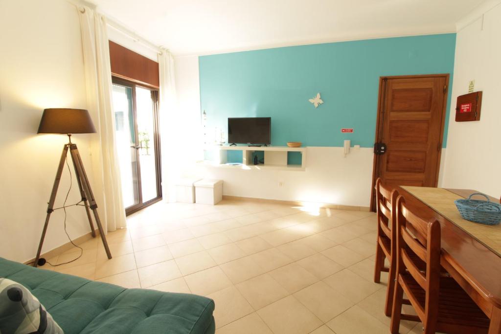 Heart of Old Town Apartment - Steps from the Beach