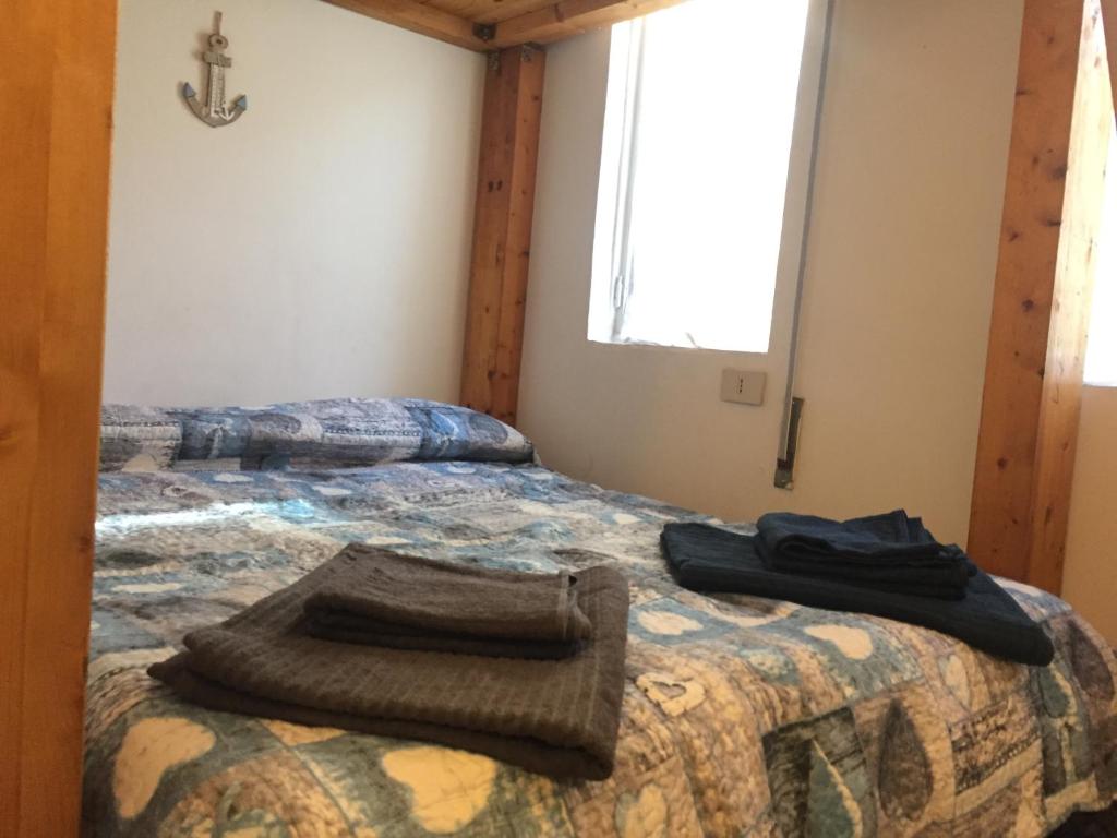 sypialnia z dwoma łóżkami i oknem w obiekcie La Casina di TRILLI w Rapallo