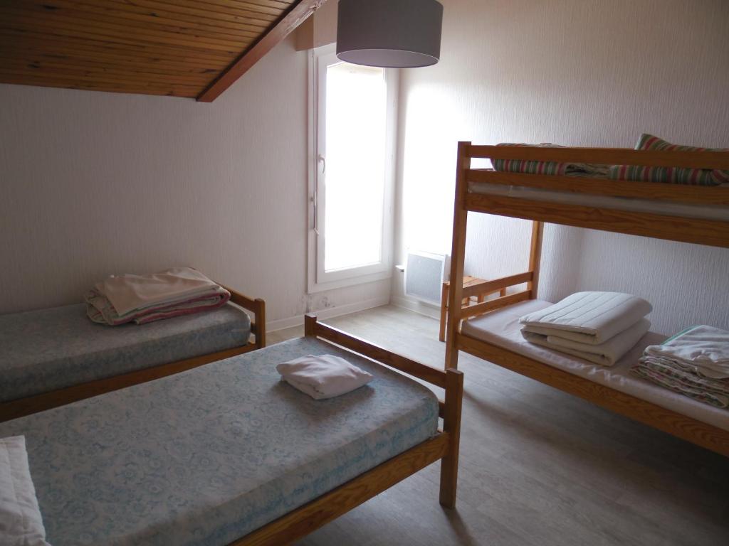 a room with two bunk beds and a window at L&#39;Abri Côtier in Mimizan