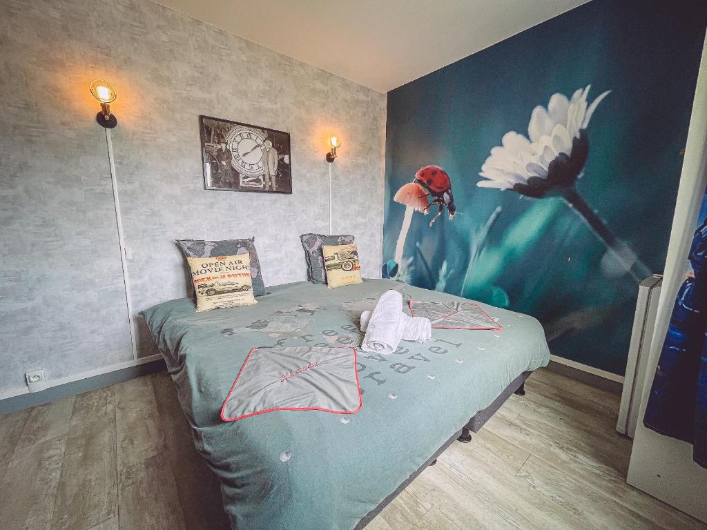 een slaapkamer met een bed met een schilderij aan de muur bij Retour vers le futur By Carl-Emilie 4 pers in Épinal