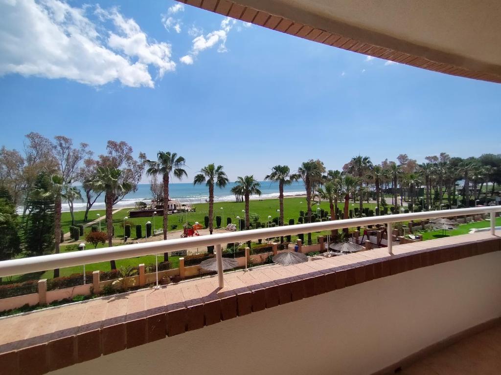 balkon z widokiem na plażę i palmy w obiekcie ACV - Costa Marina II-1ª Linea planta 2 frontal al mar (2) w mieście Oropesa del Mar