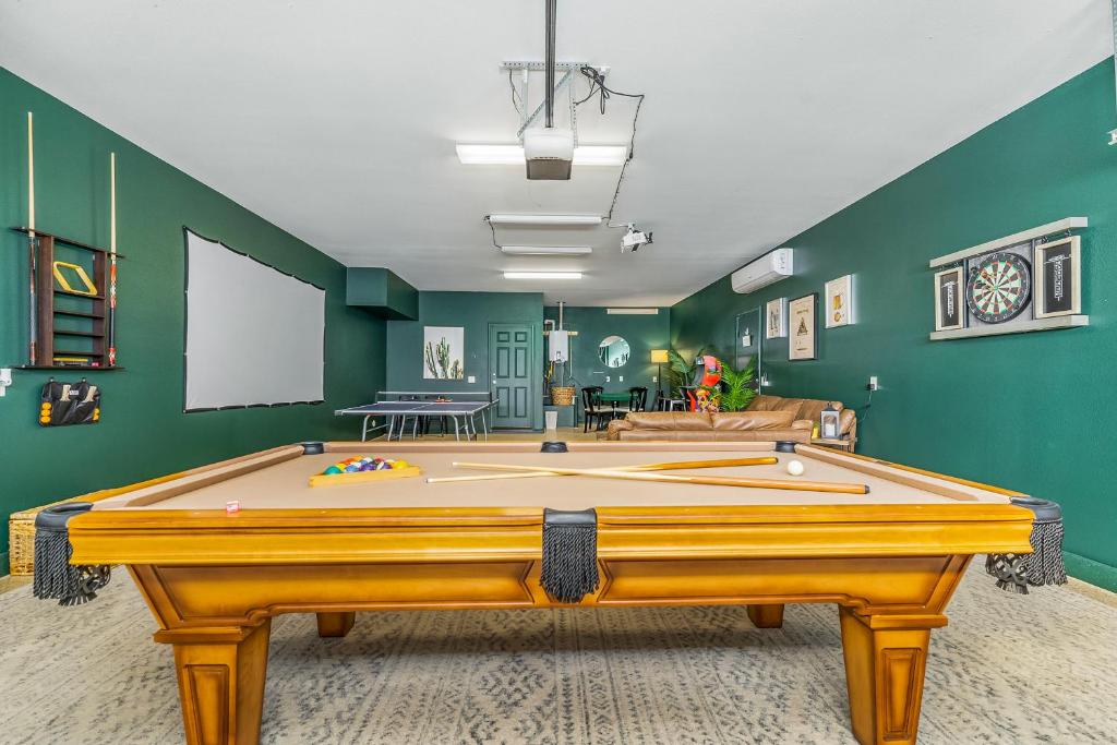 Herní místnost v ubytování GAMEROOM, King Beds, Movie Projector, Heated Saltwater Pool, Golf and Games!