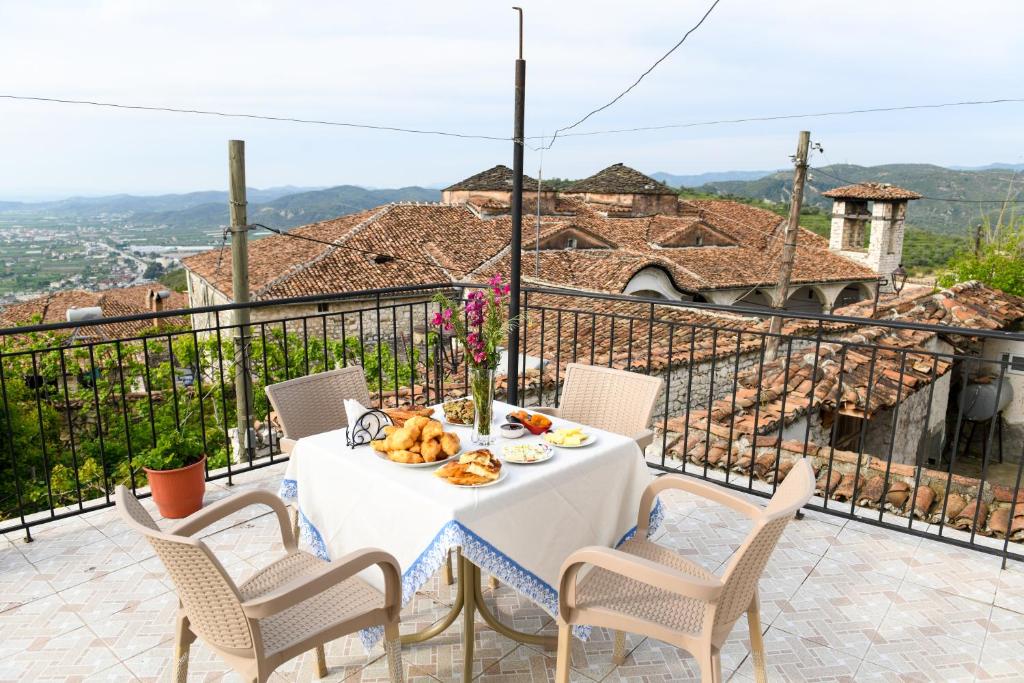 einen Tisch mit einem Teller Essen auf dem Balkon in der Unterkunft Guest House Luli in Berat