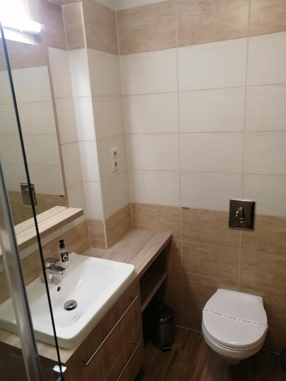Kúpeľňa v ubytovaní Zafírgyöngy Apartmanok