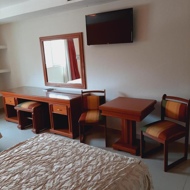 TV a/nebo společenská místnost v ubytování Hotel Gran Via - Centro