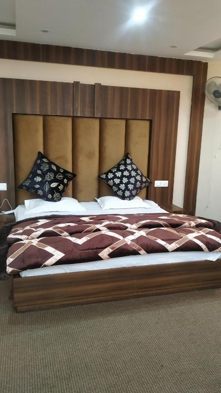 Postel nebo postele na pokoji v ubytování Hotel Zoon Dabb Srinagar airport kashmir