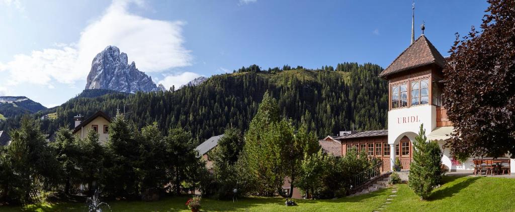 Nespecifikovaný výhled na hory nebo výhled na hory při pohledu z hotelu