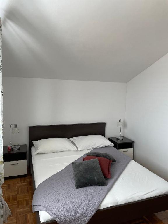 Posteľ alebo postele v izbe v ubytovaní Apartmani Mario Biograd na Moru
