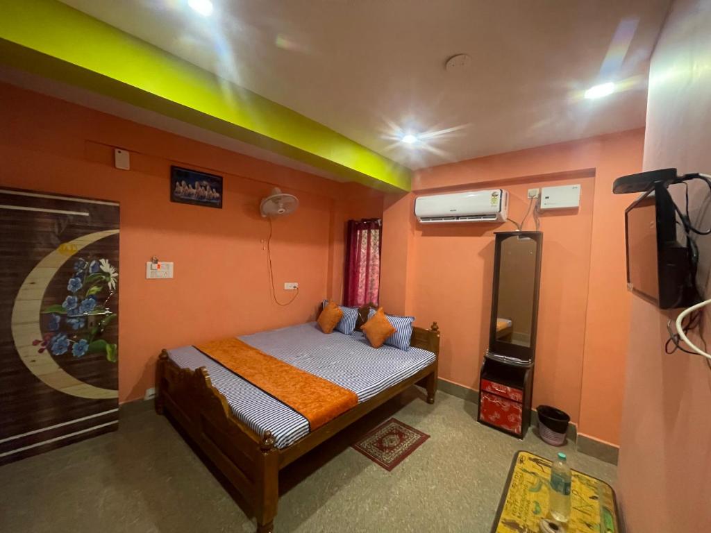 ディガにあるAnjana Palaceのベッドルーム(ベッド1台、テレビ付)