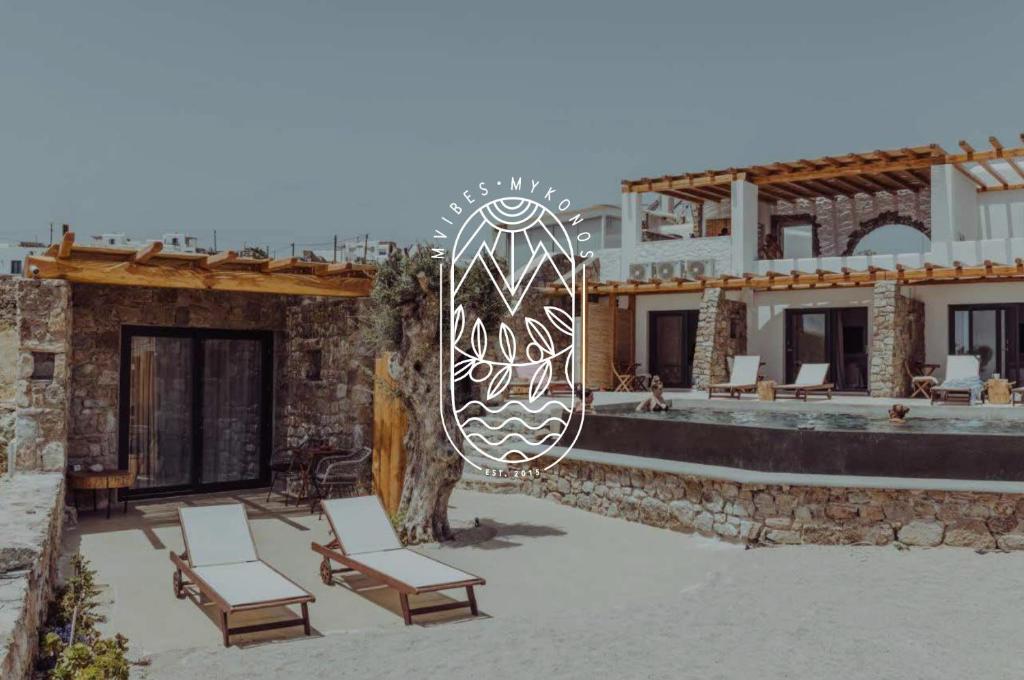 Casa con piscina, sillas y espejo en M-Vibes Mykonos Suites, en Kalafatis