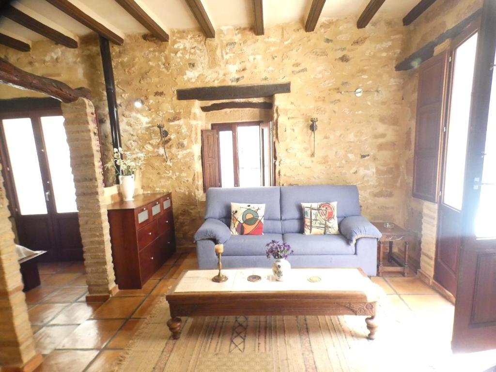 ハベアにあるNo 2 Spacious and Airy Apartment in Javea Medieval Villageのリビングルーム(青いソファ、テーブル付)