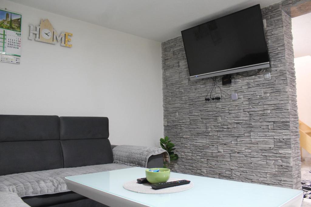 TV a/nebo společenská místnost v ubytování Apartman Amina-Ahmad Vinac-Jajce