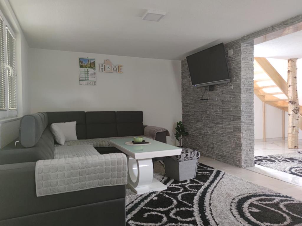 TV a/nebo společenská místnost v ubytování Apartman Amina-Ahmad Vinac-Jajce