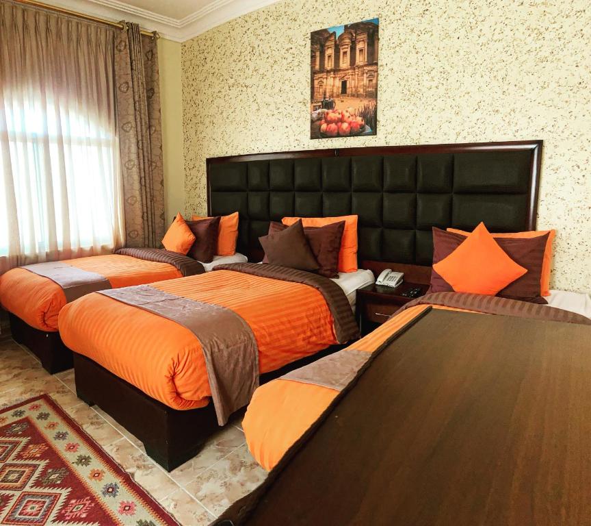 Postel nebo postele na pokoji v ubytování Anbat Midtown Hotel