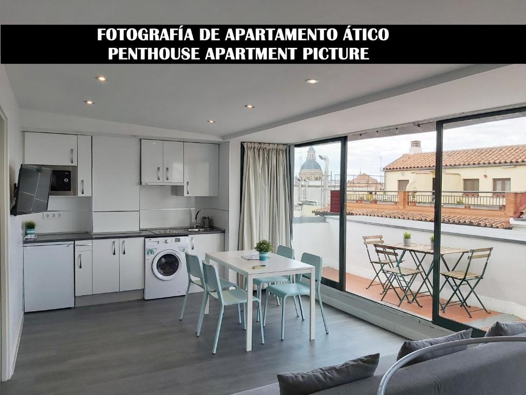 マドリードにあるApartments Madrid Plaza Mayor-Cava bajaのキッチン、リビングルーム(テーブル、椅子付)