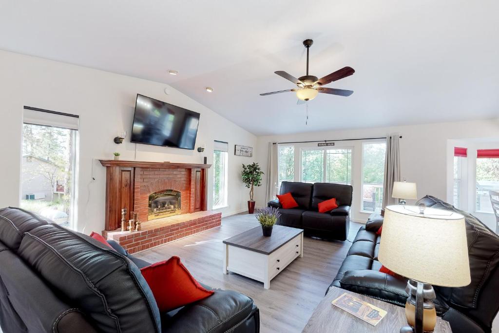 a living room with leather furniture and a fireplace at The 19th Hole in Groveland