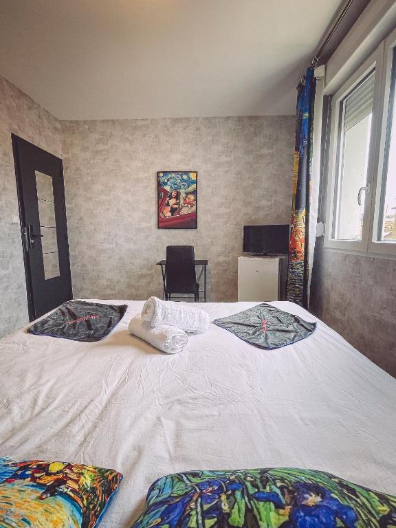 Postel nebo postele na pokoji v ubytování Van Gogh gare By Joyca Chambre privée