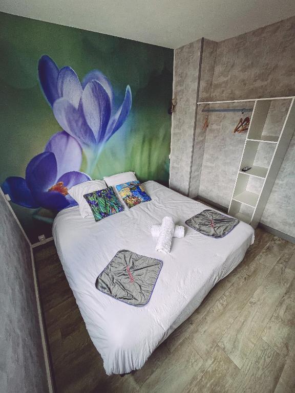 Postel nebo postele na pokoji v ubytování Van Gogh gare By Joyca Chambre privée
