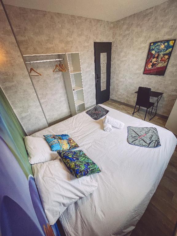 Postel nebo postele na pokoji v ubytování Van Gogh gare By Joyca Chambre privée
