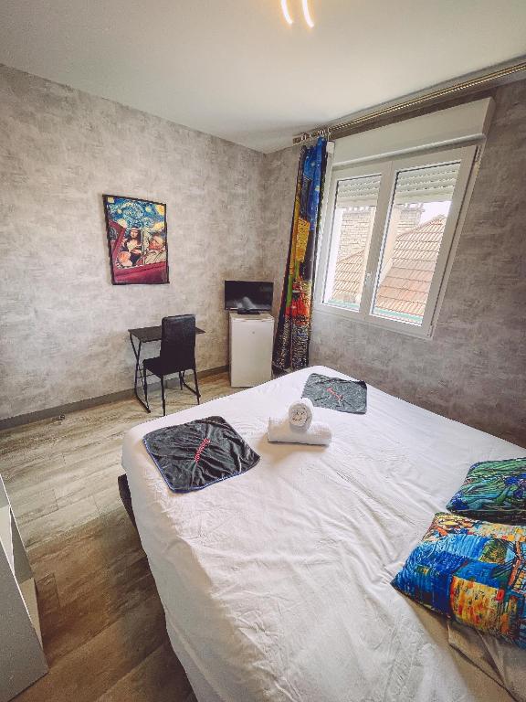 Postel nebo postele na pokoji v ubytování Van Gogh gare By Joyca Chambre privée