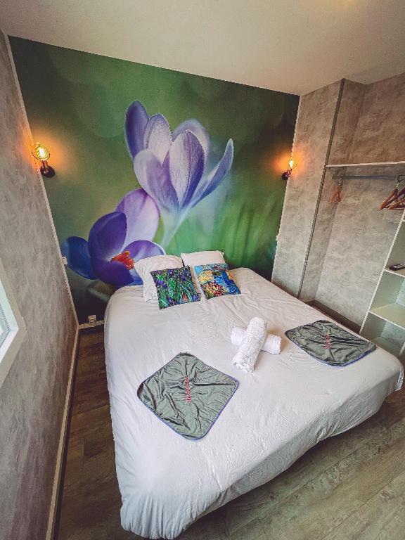 Postel nebo postele na pokoji v ubytování Van Gogh gare By Joyca Chambre privée