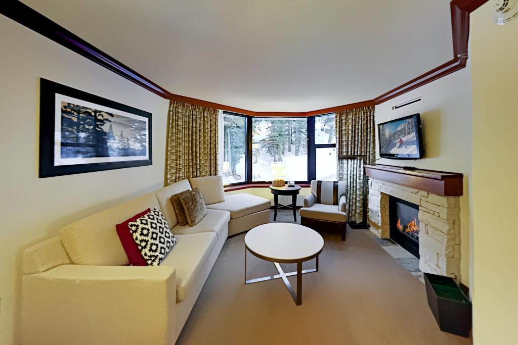 salon z kanapą i kominkiem w obiekcie Resort at Squaw Creek's 521 & 523 w mieście Olympic Valley