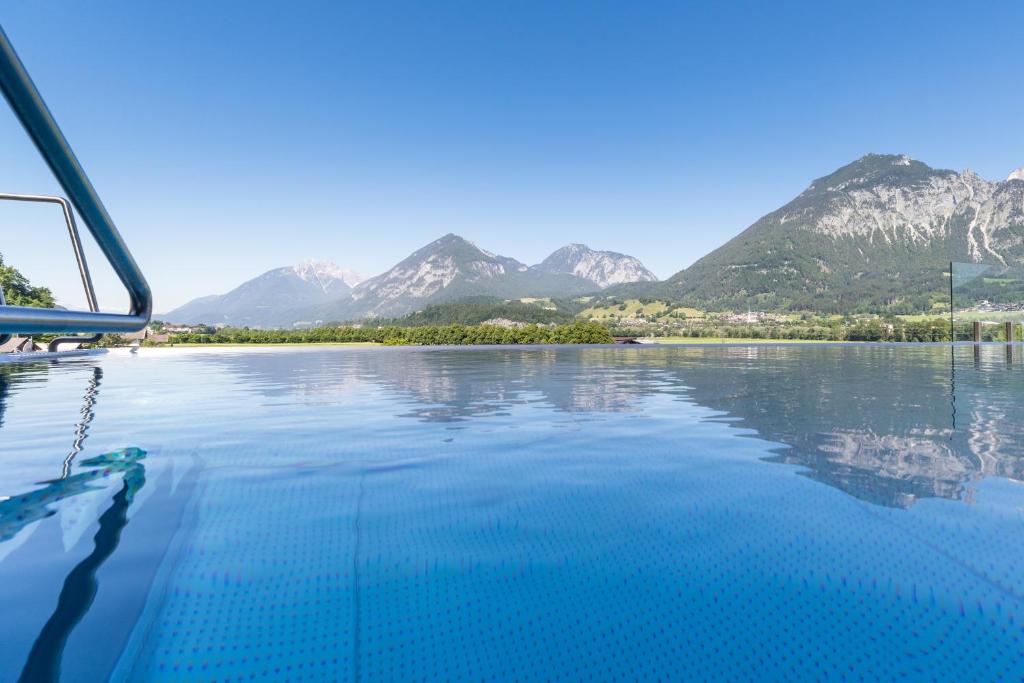 ein Boot im Wasser mit Bergen im Hintergrund in der Unterkunft Gasthof Hotel Post in Strass im Zillertal