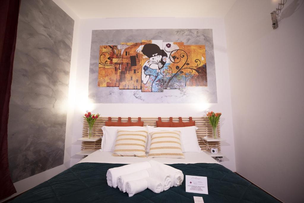 ヴェローナにあるLike Romeo Suitesのベッドルーム1室(ベッド1台、タオル2枚付)