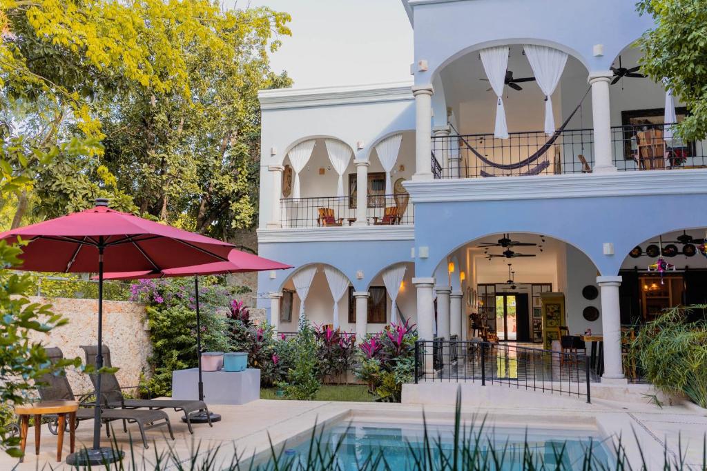 een villa met een zwembad en een patio bij Hotel Posada San Juan in Valladolid